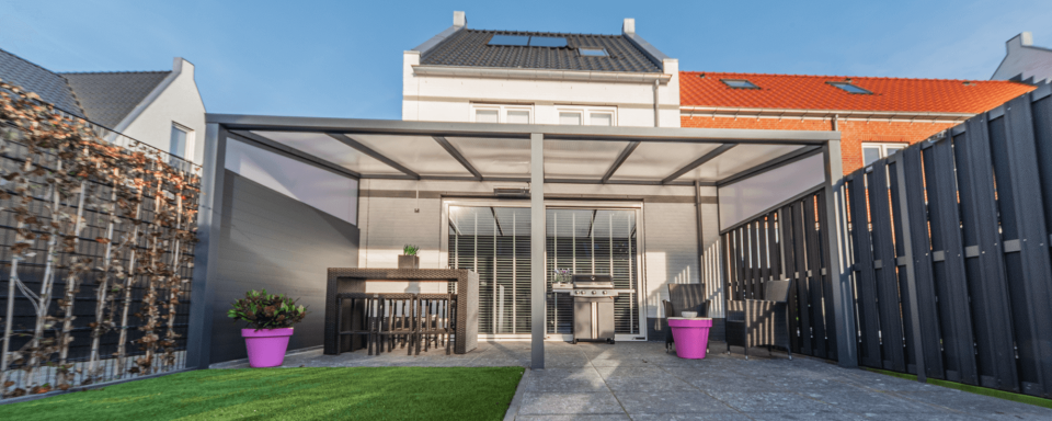 Verasol &Uuml;berdachung mit seitlichen Glasschiebet&uuml;ren und modernem Sitzbereich in K&ouml;ln