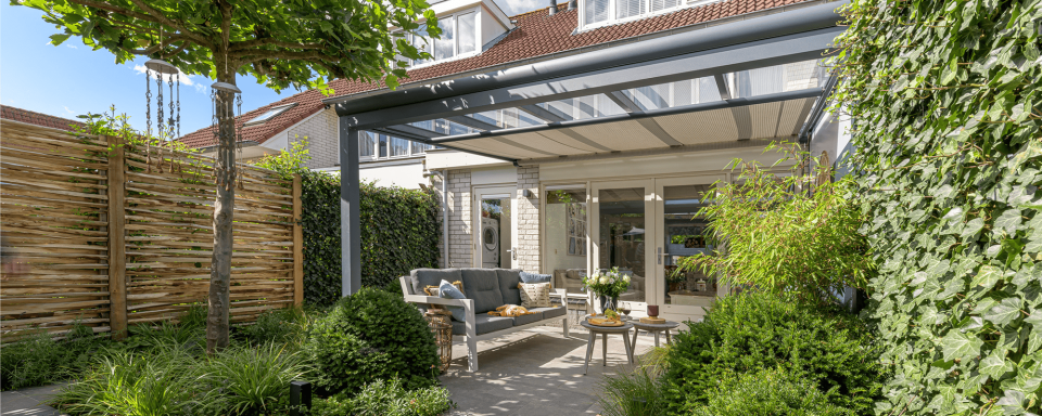 Verasol Profiline Terrassen&uuml;berdachung mit Glasdach, Unterdachmarkisen und gem&uuml;tlichem Sitzbereich im M&uuml;lheim-k&auml;rlich