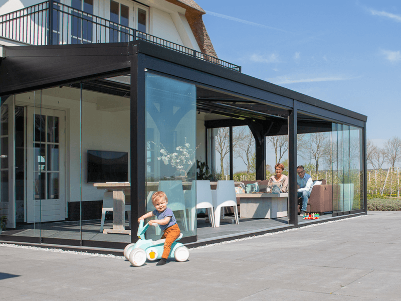 Verasol Profiline Wintergarten mit Glasschiebew&auml;nden und familienfreundlichem Au&szlig;enbereich