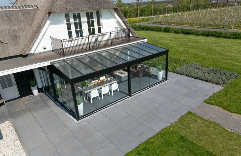 Verasol Profiline Terrassen&uuml;berdachung mit Glasdach und seitlichen Glasschiebet&uuml;ren in K&ouml;ln